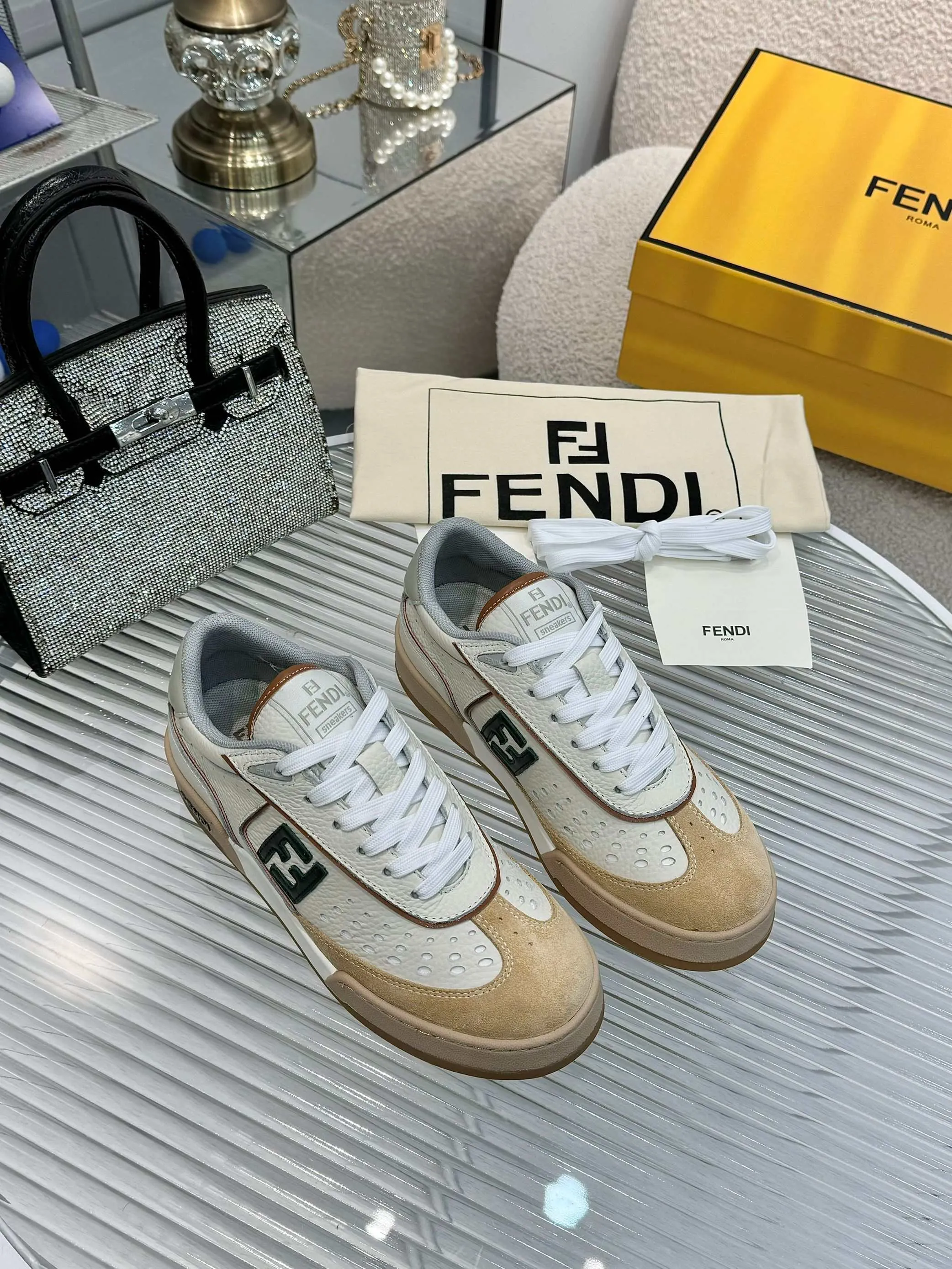 p620🐮🐮New❤Top super A version💯 Fendi Fendi 2025 New Year's King Explosive Style🔥 Many💑stars have the same style FD match. Original purchase for RMB14440. One to one replica. Designer Kim Jones's first sneaker fendi match and Donkey brand Trainer basketball sneakers, fresh blood injection and FF retro design It combines fashion and super comfort. [Wise] Whoever doesn’t grab it will regret it [There are many shoe uppers on the market with different color matching and cut corners in workmanship. The color matching and craftsmanship of my shoe upper are absolutely the same as the genuine products at the counter. Welcome to compare. Feet: Mesh injection molding pads 🎯 Soles: Please look for the original molded multi-color TPU outsole (❌ non-rubber sole) 🎯 Size: Female 35-41 Male 38-45 🎯 Packaging: Original 1:1 matching high-end packaging 🎁